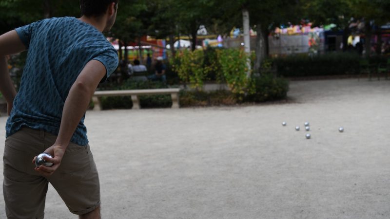 Attentions aux boules de pétanque de l’été