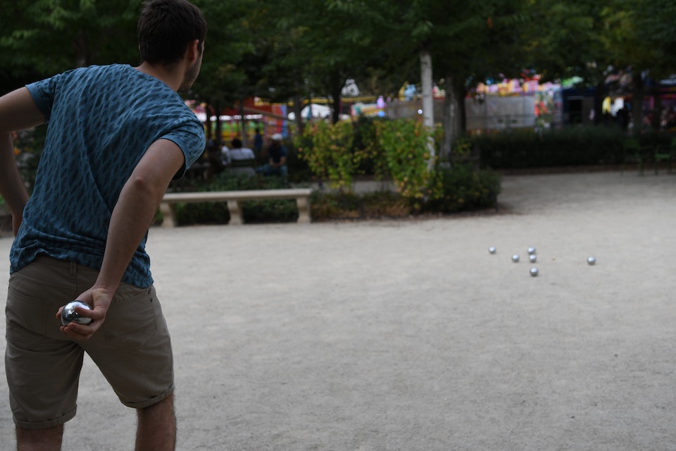 Attentions aux boules de pétanque de l’été